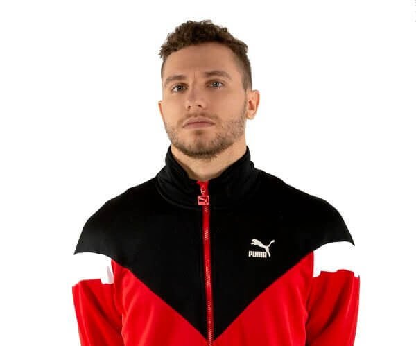 Uomo in giacca sportiva Puma nera e rossa.